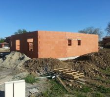 Aujourd'hui ils ont fini les murs de la maison, mais il manque encore le garage