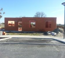 Aujourd'hui ils ont fini les murs de la maison, mais il manque encore le garage