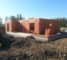 Aujourd'hui ils ont fini les murs de la maison, mais il manque encore le garage