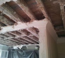 Plafond du rdc c&ocirc;t&eacute; cuisine et couloir