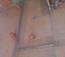 Rails fixés sur film plastique (WC. les repères elctriques sont marqués au sol.