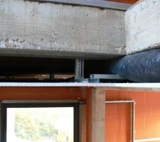 Intérieur d'un "faux" plafond (cage d'escalier). Avec passage VMC