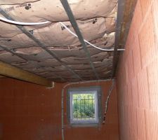Doublage du plafond cellier. Au fond, câble de liaison des groupes interne/externe de la PAC