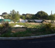 Terrain plat en cours  de pr&eacute;paration avant le coup de pioche.