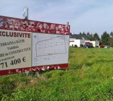 Pancarte avec les terrains en vente.