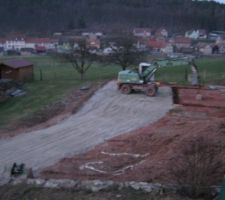 Une vraie "(auto)route" a été construite pour accéder au terrain, en la remontrant du côté gauche. Bcp de camions ont été nécessaires!