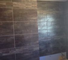 Salle de bain quasi fini on attend juste la balnéo qui ira contre le receveur à carreler pour carreler celui ci. la balnéo devait arriver début mai mais hélas après avoir appelé pour savoir s'il n'était pas en avance on m?annonce un retard de livraison pas avant juin trop deg le déménagement en mai semble compromis j'en ai marre 3 ans en juin que j'attends