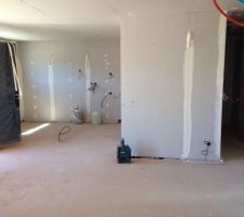 Vue sur le coin cuisine et le d&eacute;gagement depuis le salon