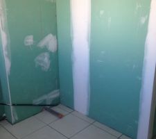 Euh on dirait qu'ils ont pos&eacute;s du carrelage l&agrave; o&ugrave; il fallait pas en poser ... bon &agrave; voir avec le beau fr&egrave;re maintenant !