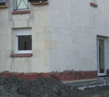 Soubassement en briquettes en cours
