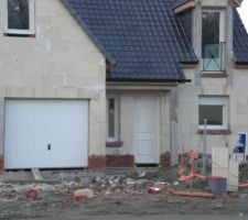 Le soubassement en briquettes a &eacute;t&eacute; commenc&eacute;