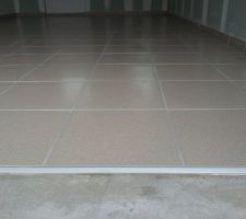 Garage carrelage 30x30 et baguette alu biseaut&eacute;e