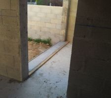 Seuil de ciment blanc pos&eacute;