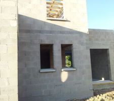 Seuil de ciment blanc pos&eacute;