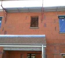 Cambriolage sur notre chantier, les voleurs nous ont dérobés toutes nos menuiseries de la façade arrière mais pas que ...
ils ont pris également cette petite fenetre de l'étage.
