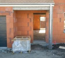 Cambriolage sur notre chantier, les voleurs nous ont dérobés toutes nos menuiseries de la façade arrière mais pas que ...
ils ont pris également cette petite fenetre de l'étage sans oublié la porte ...
