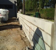 Mur de cl&ocirc;ture &agrave; l entr&eacute;e du terrain