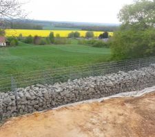 Le mur mont&eacute;s &agrave; 3/4 de sa hauteur.