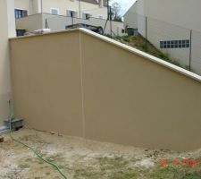 Grand mur fait coté jardin