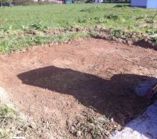 Pr&eacute;paration de l'acc&egrave;s chantier en d&eacute;caissant 25m&sup2; sur 15cm de profondeur.