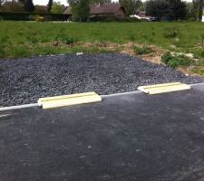 Fin de l'acc&egrave;s chantier avec la pose du g&eacute;otextile sous deux bigbag de cailloux 0/32.