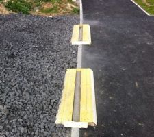 Petit montage maison pour prot&eacute;ger la bordure. En esp&eacute;rant que le constructeur fasse attention avec ses engins.