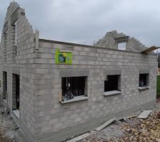 Retrait des coffrage de l'&eacute;tage et pose des tablettes de fen&ecirc;tres du RDC