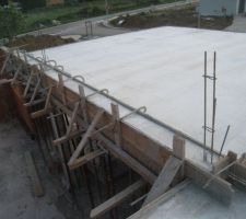 Le toit terrasse li&eacute; au poteau vertical et horizontal.