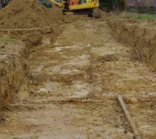 L'allée avec les câbles téléphoniques et le tuyau d'eau