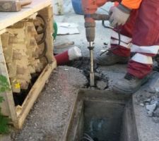 Ca y est nous sommes pré-raccordé au téléphone et à l?électricité ... comme d'hab, je n'ai pu rester jusqu'à la fin et ... ils n'ont pas rescellé le dessous du mur : c'est qui qui qui va gacher une brouette de béton ;-(