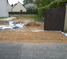 Protection du trottoir r&eacute;alis&eacute; avec du g&eacute;otextile et du gravier m&eacute;lang&eacute; avec du sable