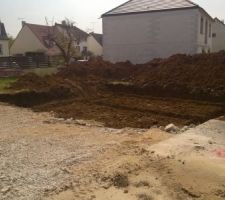 Terrassement réalisé en une matinée je ne pensais que c'était si rapide avec un décaissement sur 20 cm de profondeur et 5 m de largeur devant le trou