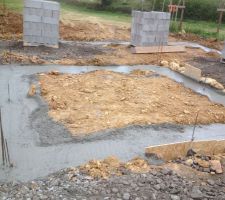 Fondation du patio. on remarque qu'avec le terrain qui a crouté lors du terrassement les fouilles paraissent large dans le haut