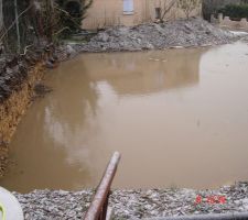 Le terrain quand il a plu;une vrais piscine et l'eau prend son temps pour partir ...