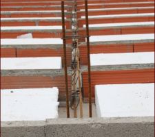 Le ferraillages ne c'est fait qu'autour et au centre de la surface mais pas de grille sur le dessus.
D'après le conducteur des travaux ce n'est pas nécessaire...