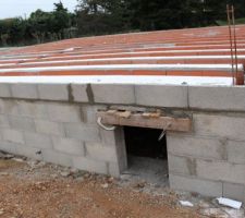Le ferraillages ne c'est fait qu'autour et au centre de la surface mais pas de grille sur le dessus.
D'après le conducteur des travaux ce n'est pas nécessaire...
