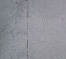 Des fissures légère dans le sens des poutrelles se forme,
le conducteur de travaux m'assure que c'est le travail entre les poutrelle et les plaques d'isolation qui se fait mais que sa ne remet pas en cause la solidité de la dalle