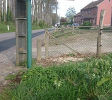 Le poteau EDF soit disant g&ecirc;nant pour la visibilit&eacute; en sortie de terrain...