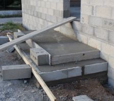 Escalier de l'entr&eacute; en cour