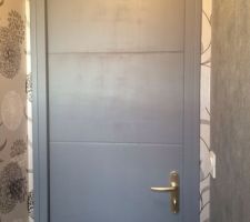 Réalisation de la peinture sur la porte.