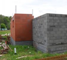 Fond extérieur du garage et mur de notre maison