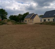 Le terrain après les passages du motoculteur et le nettoyage des cailloux et autres.