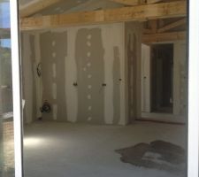 Intérieur de la maison vu depuis la baie vitré/ terrasse