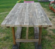 Ma "petite" table de jardin 220x100cm.
Planches non encore fixées