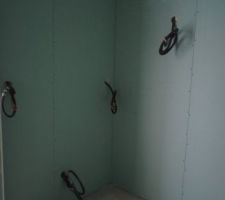 Cloisons et électricité salle de bain