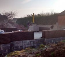 Le sous bassement brique : briques moulées mains.Ce sont les vandersanden noir manganese.