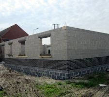 Le sous bassement brique : briques moulées mains.Ce sont les vandersanden noir manganese.