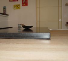 Décroché granit noir sur table stratifié