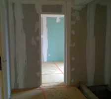 Vue de l'entrée vers la chambre du bas... La porte n'est pas centrée!