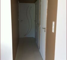 Vue du couloir ... reste à terminer la peinture des portes !!!
